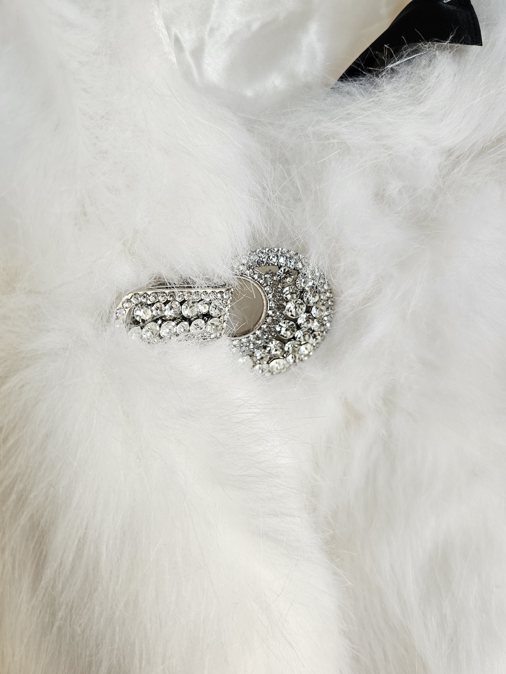 Melanie Lyne White Faux Fur & Rhinestone Bridal Shawl Stole - Picture 12 of 16